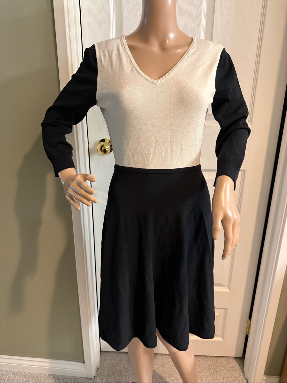 DKNY Sweater Dress Size M Fit & Flare Black White V Neck